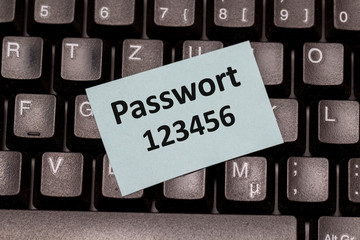 Zettel mit einfachem Passwort liegt auf der Tastatur