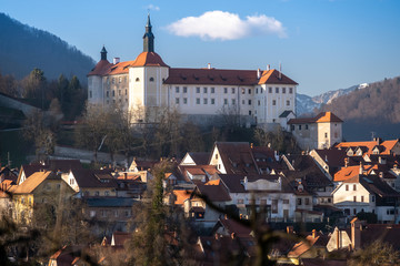 Obraz premium Old Skofja Loka town with castle in winter