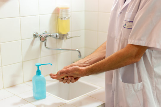 Hygi&egrave;ne hospitali&egrave;re lavage des mains soignant solution hydro alcoolique