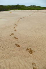 Fototapeta na wymiar Fußspuren im Sand, am Strand von Oldshore Beg, Nordwestküste von Schottland