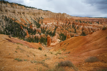 hiking the peek-a-boo loop in bryce canyon in utah in the usa
