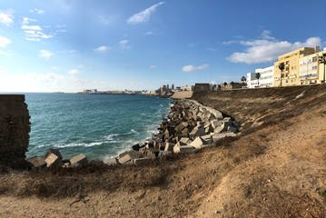 rompeolas en playa de Cádiz