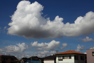 住宅地と夏雲