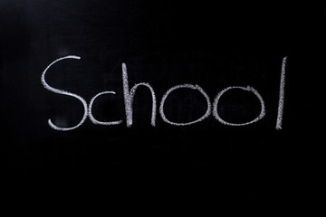Obraz premium School written on a chalkboard in chalk