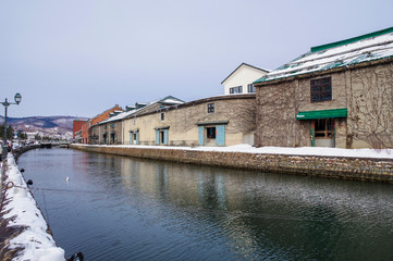 Fototapeta na wymiar 冬の小樽運河に並ぶ倉庫群