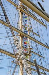 Obraz premium Mast sailing ship against a blue sky