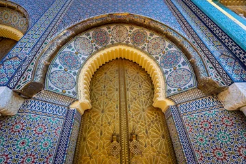 Fototapete Marokko Aufrechter Blick auf die goldene Palasttür mit Zierdekorationen in Fes, Marokko