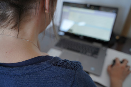 femme travail à l'ordinateur