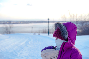 Fototapeta na wymiar Femme dans un parc en hiver