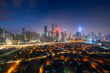Stadswolkenkrabber en straat van Kuala Lumpur met mooie hemelschemering in het zakendistrict van de binnenstad in Kuala Lumpur. Maleisië. Toerisme in Maleisië, het moderne stadsleven of bedrijfsfinanciën en economieconcept