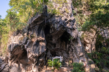 Fototapeta premium Wat Tham Phra cave (Buddha cave) an iconic archaeology cave temple with over 80 ancient Buddha images inside. One of popular place in Chiang Rai province of Thailand.