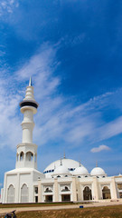 Fototapeta na wymiar Sultan Mahmud Riayat Syah Mosque, Batam which is very beautiful and magnificent