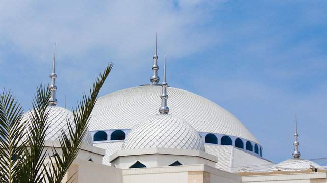 Sultan Mahmud Riayat Syah Mosque, Batam which is very beautiful and magnificent