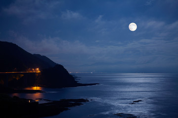 月明かりが海に漂う光の階段をみせる