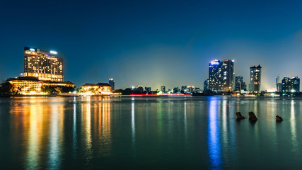 Fototapeta na wymiar Bangkok's evening business city in Thailand and the river is the center.