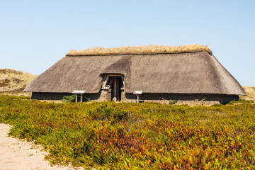 Rekonstruiertes eisenzeitliches Haus in den Dünen. Insel Amrum, Nordfriesland, Schleswig-Holstein, Deutschland