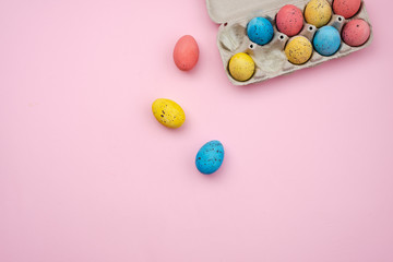 Obraz premium Tray with Easter eggs on pink background. Space for text. Top view.