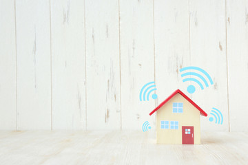 住宅とワイファイのイメージ