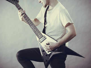 Obraz premium Man playing on electric guitar