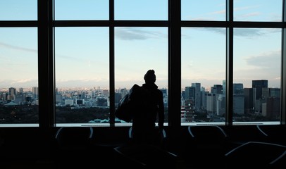 Fototapeta premium Osoba spoglądająca na Tokio z wysokiego budynku