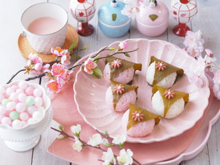 Obraz na płótnie Canvas ひな祭り 2色の桜餅