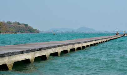 Fototapeta na wymiar Long walking bridge Into the beautiful sea And beautiful sea water