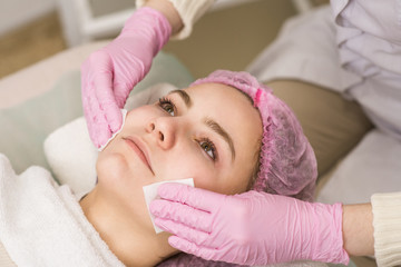 Obraz na płótnie Canvas Young girl procedure at the beautician