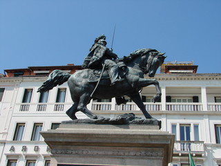 Obraz premium The history of Venice embodied in the sculptures of its heroes attracts tourists from all over the world.