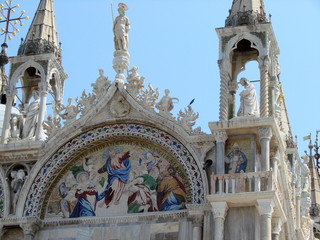 An amazing combination of Renaissance creators of architecture, sculpture, painting and icon painting in one palace building.