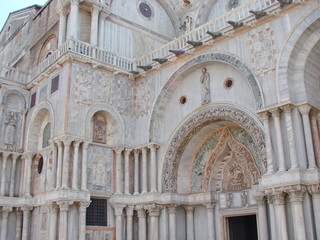 Obraz premium Bottom view of the architectural grandeur of the marvelous beauty of the Venetian Palace's sculptural compositions.