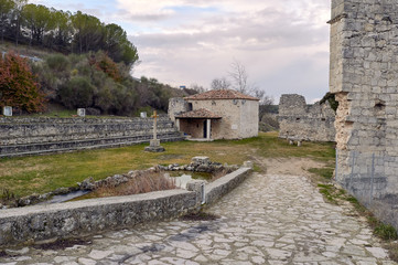 Fototapeta na wymiar Ruinas del Monasterio de Armedilla en la provincia de Valladolid, España.