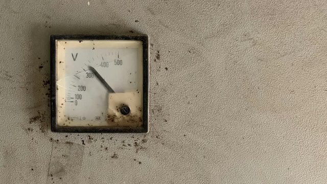 Old voltage meter fluctuating and camera shake, showing power gone  unstable.