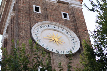 Fototapeta na wymiar Reloj en una fachada