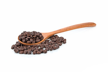 Obraz premium Roasted coffee beans isolated in wooden spoon on white background