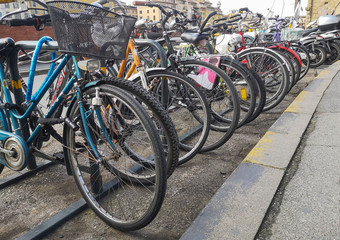 Biciclette in parcheggio da città