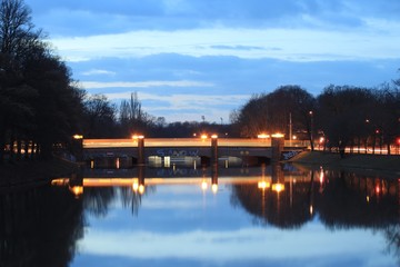 Fototapeta premium Leipzig am Kanal am Abend