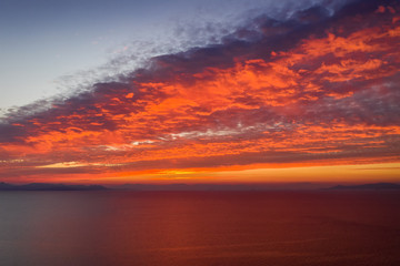 Sonnenuntergang über dem Meer mit roten und orangenen Farbtönen