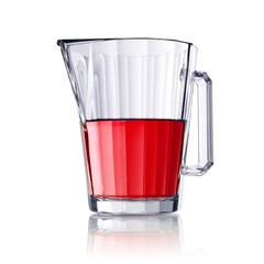 eine Glaskaraffe mit Fruchtsaft isoliert auf weiß