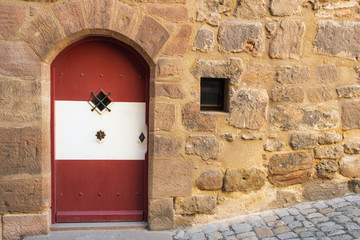 Eine rot-weiße Tür im Bereich der Burg von Nürnberg/Deutschland