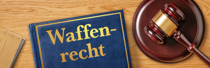 Richterhammer mit Gesetzbuch - Waffenrecht