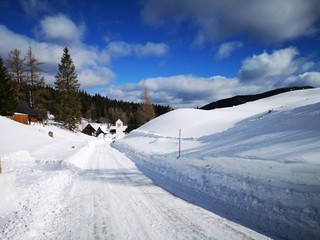 winterliche Stra&szlig;e Schneefahrbahn