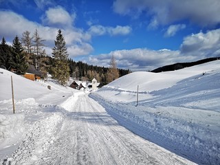 Fototapeta na wymiar winterliche Straße Schneefahrbahn