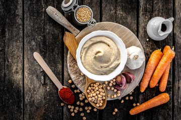 Bodegón de Humus con zanahoria listo para comer