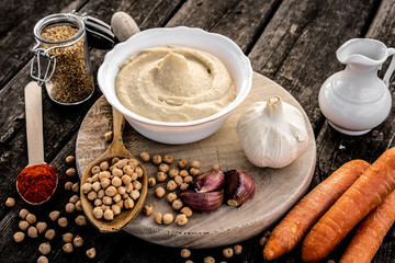 Bodegón de Humus con zanahoria listo para comer