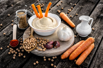 Bodegón de Humus con zanahoria listo para comer