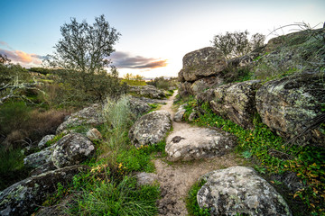 Fototapeta na wymiar Bonito paisaje con rocas, nubes y naturaleza