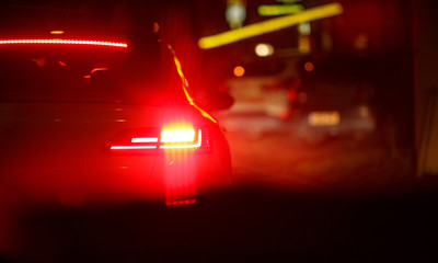 Rotes Bremslicht eines Autos nachts