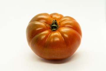 Tomate rojo sobre un fondo blanco