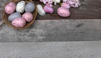 Ostereier mit Tulpen und Hayazinthen