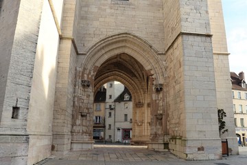 Fototapeta premium Kolegiata Notre Dame de Dole - Wybudowana w 1509 r. - miasto Dole - Departament Jury - Francja - Widok zewnętrzny